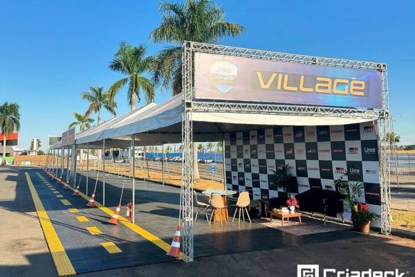 Pisos Plasticos Personalizados Criadeck Stock Car Goiania 2024.